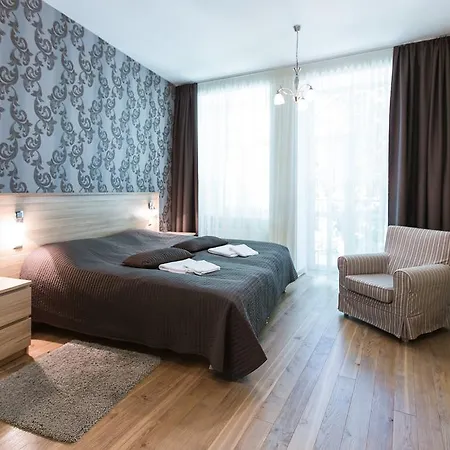 Apartahotel Lux - Ernesta, Free Parking 4*