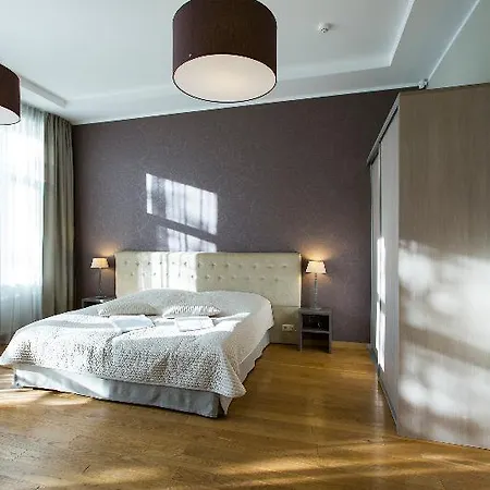 Apartahotel Lux - Ernesta, Free Parking